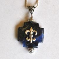 Lpc 040 pendentif chaine croix lapis lazuli 25x25mm 25gr fleur lys 1 