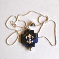 Lpc 040 pendentif chaine croix lapis lazuli 25x25mm 25gr fleur lys 2 