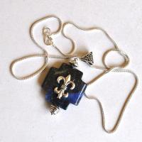 Lpc 040 pendentif chaine croix lapis lazuli 25x25mm 25gr fleur lys 3 