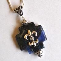 Lpc 040 pendentif chaine croix lapis lazuli 25x25mm 25gr fleur lys 4 